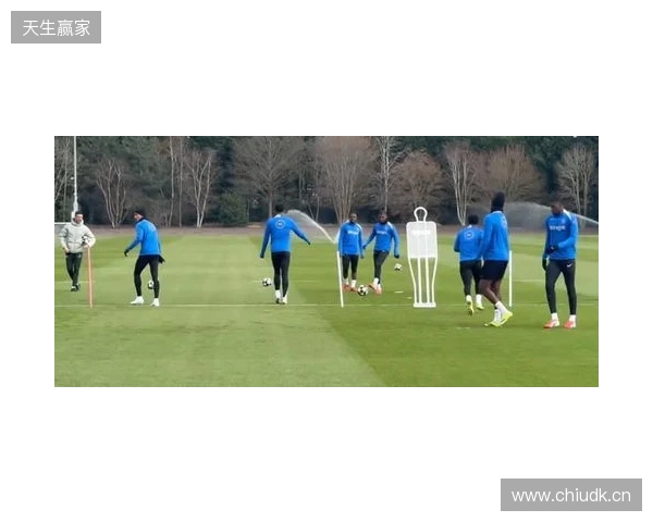跟队：埃斯特旺参加了切尔西的公开训练，里斯、约恩森缺席